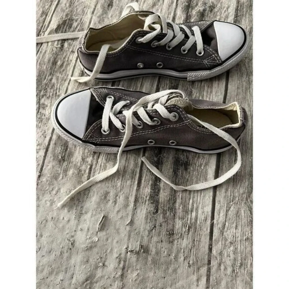 Girls converse tennis shoes size 2‎ gray
